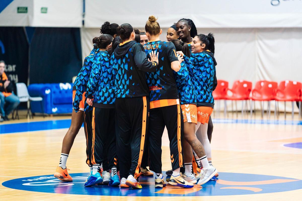 Las jugadoras del Valencia Basket, antes del partido ante el Movistar Estudiantes en Madrid.