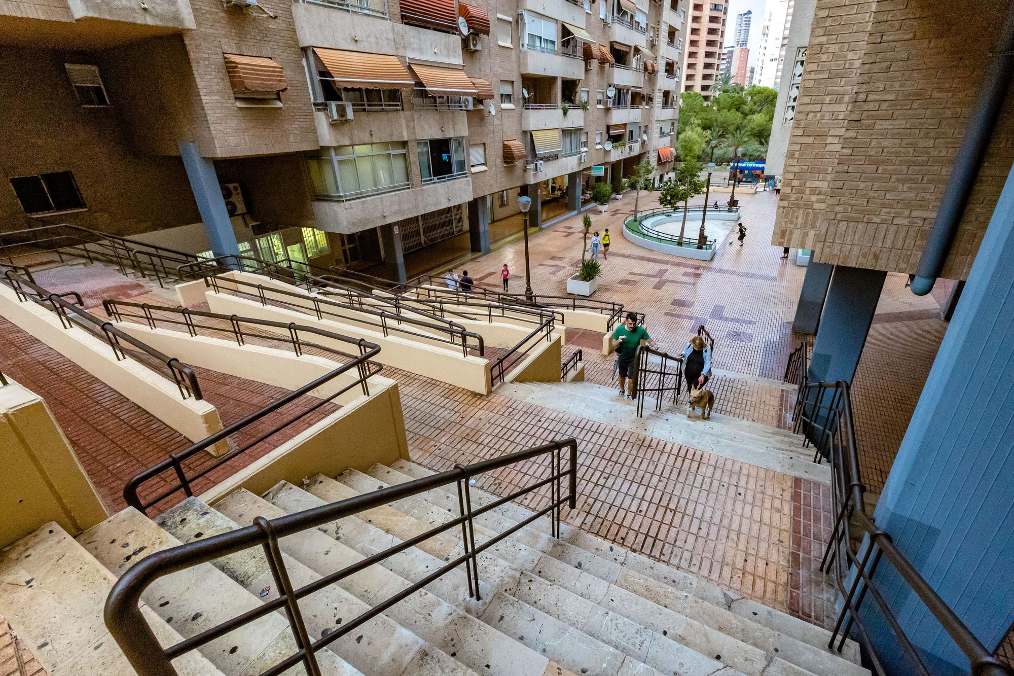 Instalar escaleras mecánicas para mejorar la accesibilidad de la glorieta de Los Carrascos es una de las propuestas.