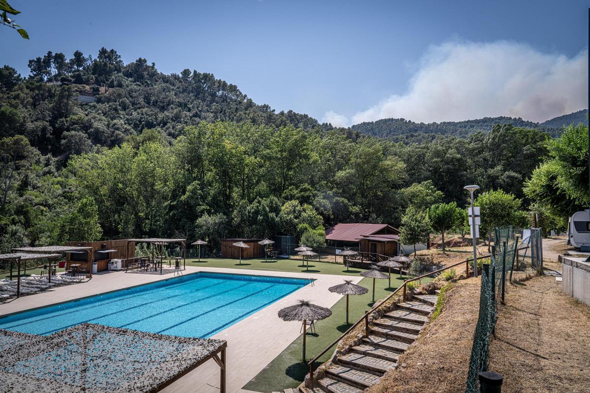 Columna de humo visible durante el incendio forestal de Sentmenat, cuyo avance ha movilizado un amplio dispositivo de emergencias