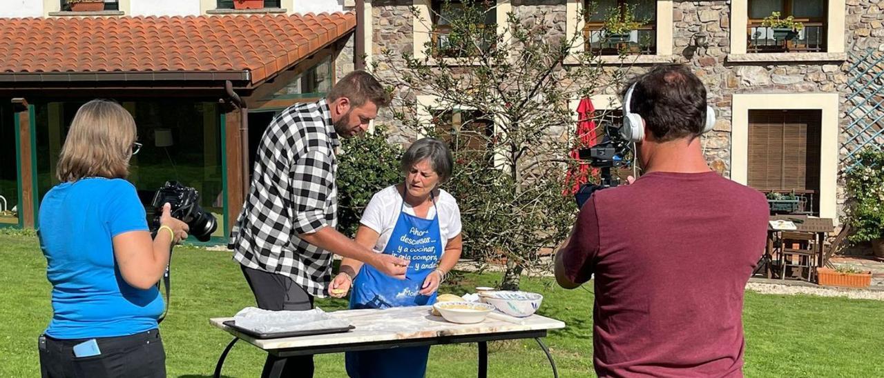 El chef Julius, con Montse Vega, preparando las marañuelas, rodeados del equipo de grabación. | R. B. G.