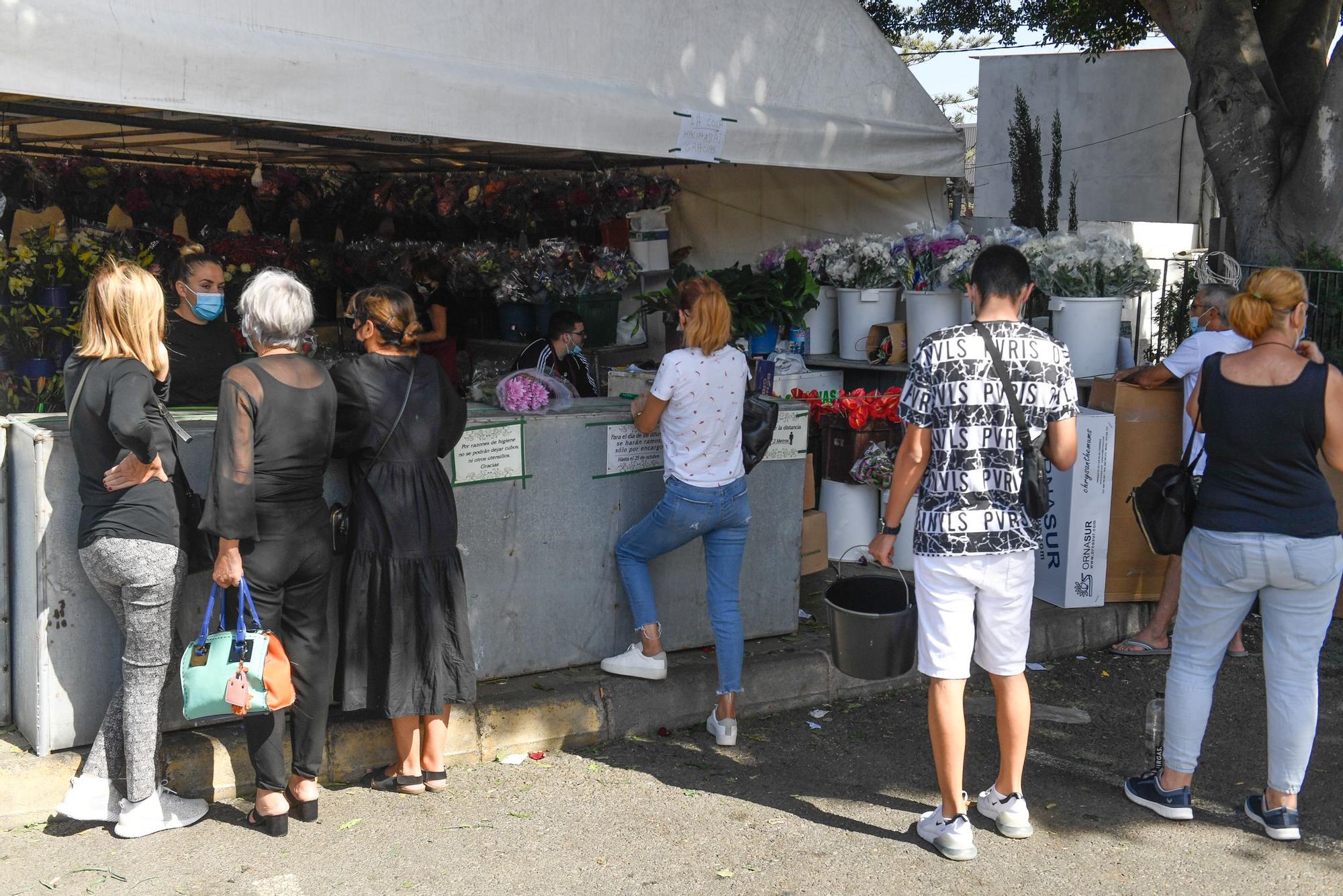 San Lázaro recibe a los familiares el Día de Todos los Santos