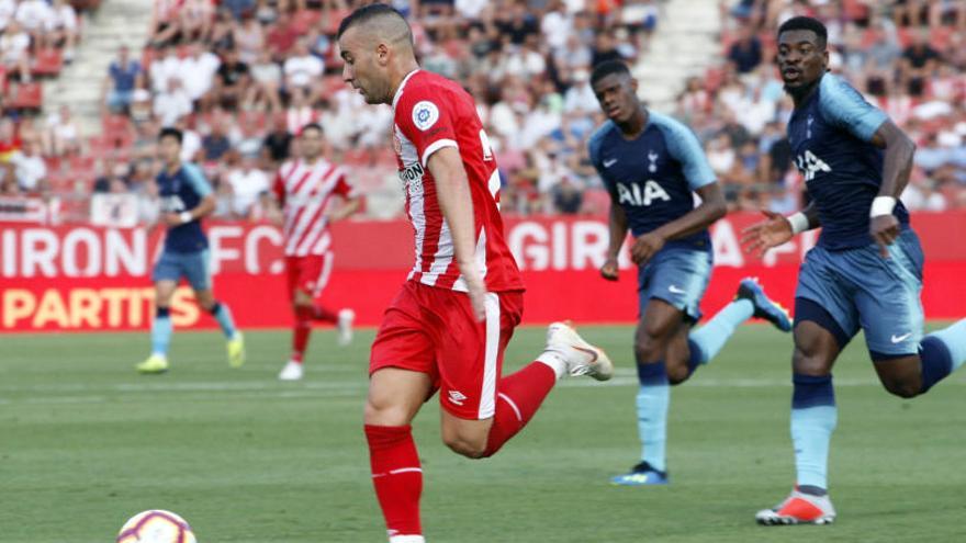 Borja García perseguit per dos jugadors del Tottenham en l&#039;última edició del Costa Brava