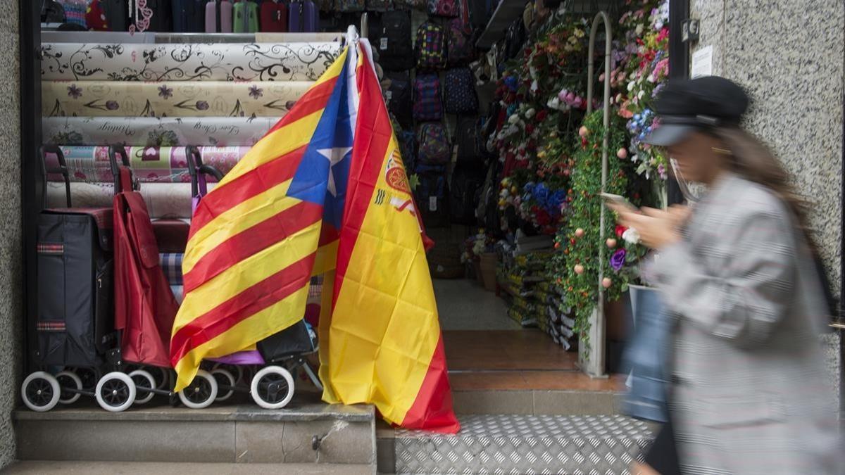 Bazar chino con banderas independentistas y españolas en su exterior.