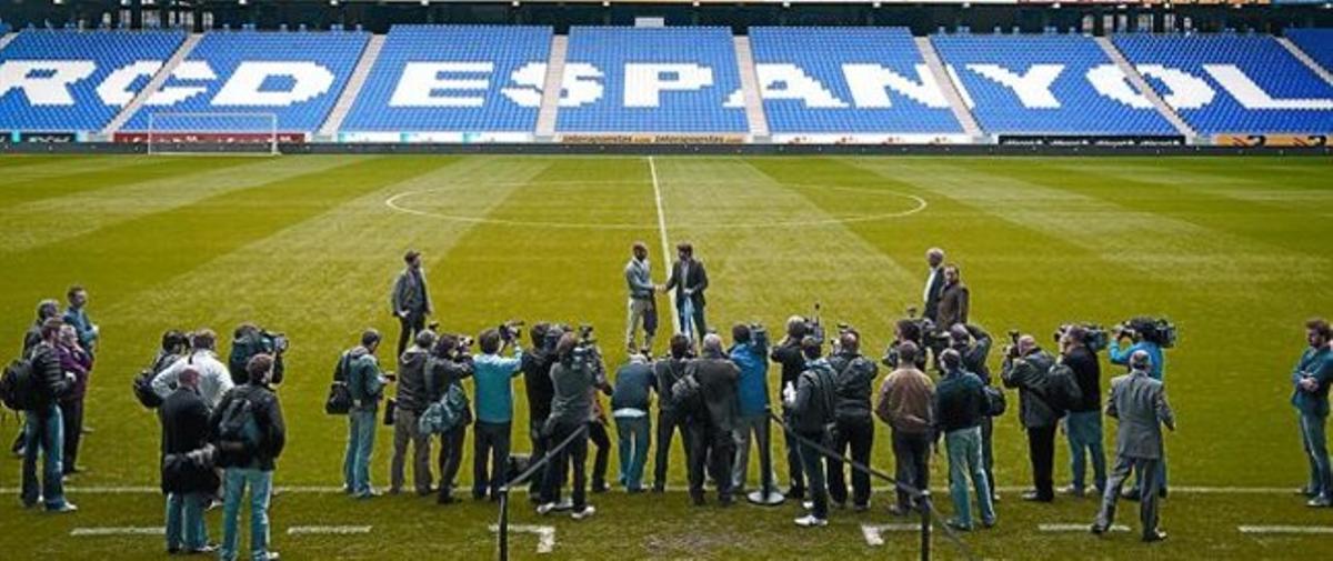 Cordialitat 8 Guardiola i Pochettino se saluden a la gespa de l’estadi de Cornellà-el Prat, ahir.