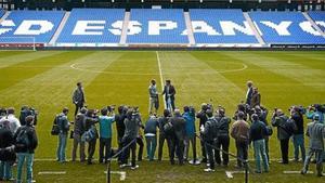 Cordialidad 8 Guardiola y Pochettino se saludan en el césped del estadio de Cornellà-El Prat, ayer.