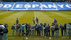 Cordialitat 8 Guardiola i Pochettino se saluden a la gespa de l’estadi de Cornellà-el Prat, ahir.