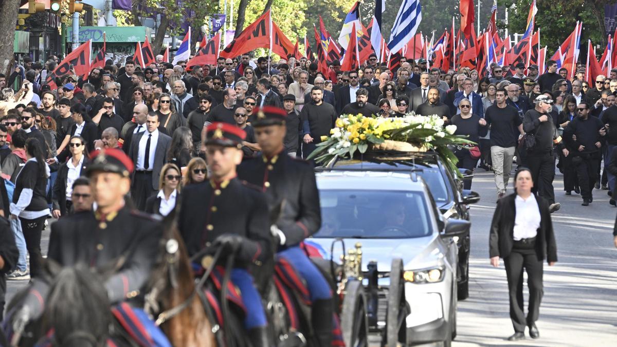 Cortejo fúnebre del expresidente uruguayo José Mujica por las calles de Montevideo, este miércoles.