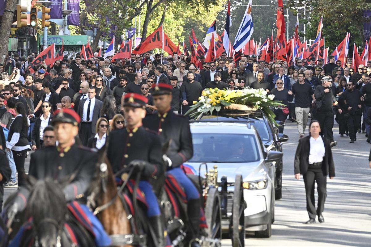 Cortejo fúnebre del expresidente uruguayo José Mujica por las calles de Montevideo, este miércoles. Cortejo fúnebre del expresidente uruguayo José Mujica por las calles de Montevideo, este miércoles.