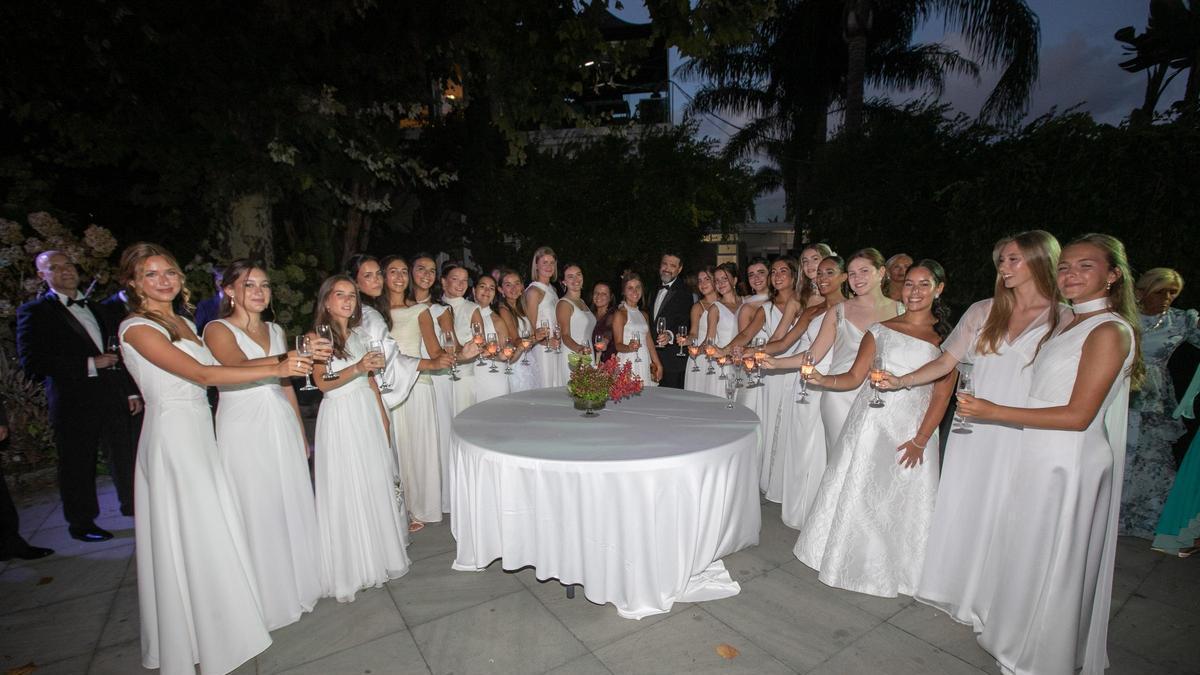Brindis de las jóvenes que se "presentaron en sociedad"