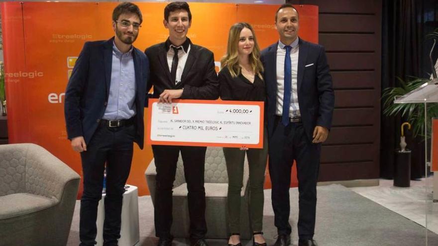 De izquierda a derecha, el finalista Ignacio Hernández, los ganadores del premio &quot;Treelogic&quot; Ángel Armando García y Anita Inchauspe, y el otro finalista, Jonatan Peris, ayer, en Oviedo.