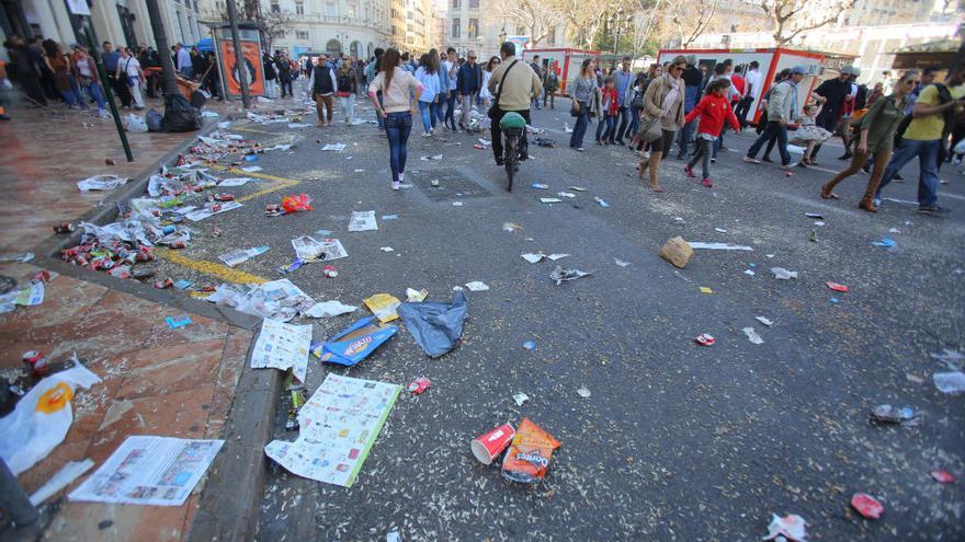 Suciedad en las calles de València durante Fallas.