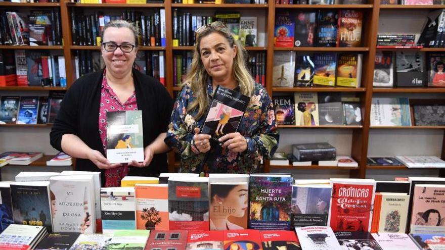 Trabajadoras de Santos Ochoa colocan libros.   | // VÍCTOR ECHAVE