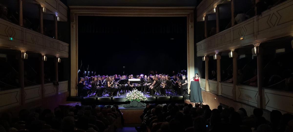 Sara Pérez Tamames presenta el concierto.