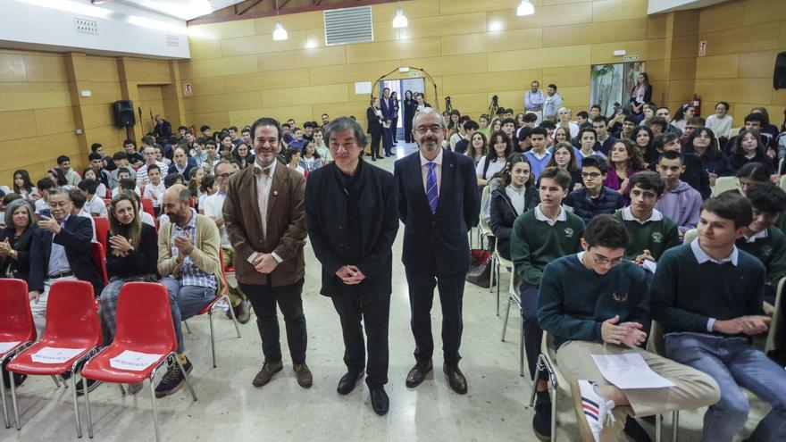 Shigeru Ban, de pie entre Alfredo Estébanez y Nicasio González, a su llegada al salón de actos del colegio Auseva de Oviedo. | Irma Collín