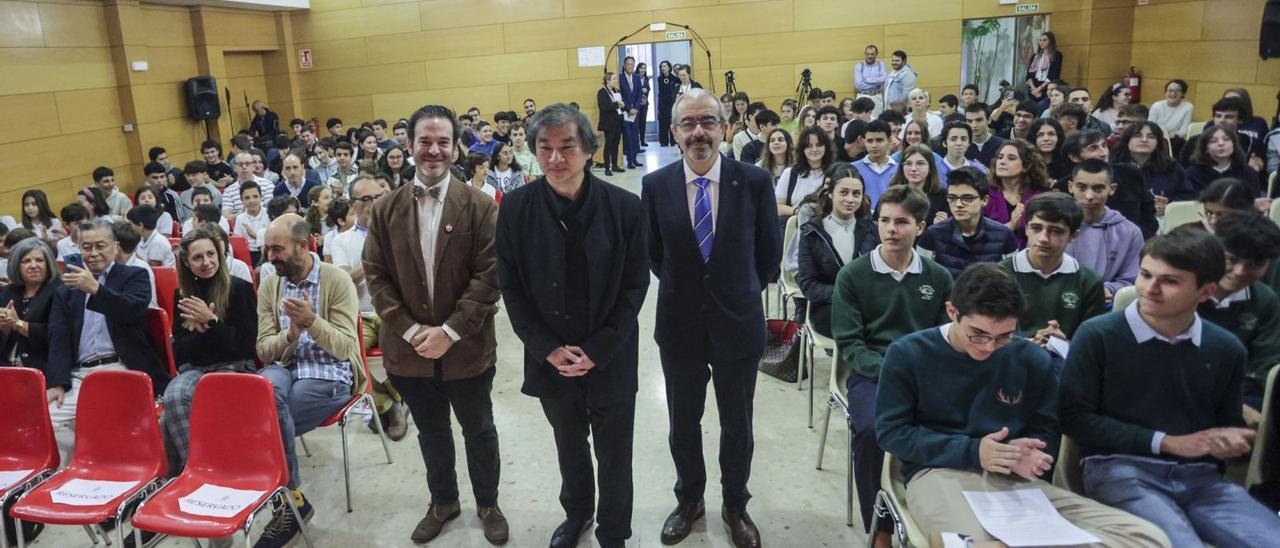 Shigeru Ban, de pie entre Alfredo Estébanez y Nicasio González, a su llegada al salón de actos del colegio Auseva de Oviedo. | Irma Collín