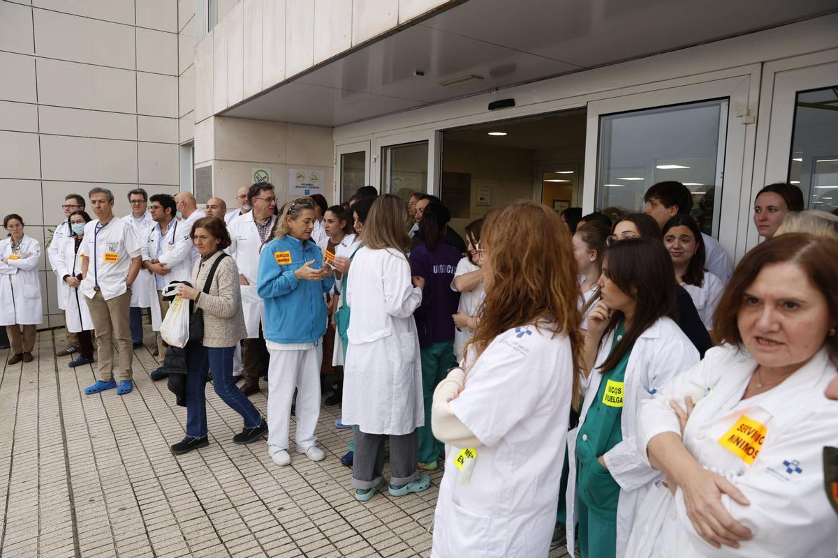 IMÁGENES: Concentraciones en Oviedo y Gijón en el segundo día de huelga médica