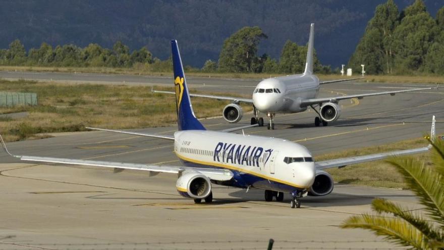 Aviones de Ryanair en Peinador. // FdV