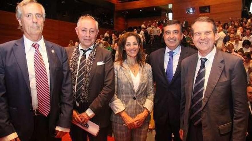 Alfonso García, José Manuel Pinal, Chus Lago, José Bernardo Silveira y Abel Caballero, ayer, en la entrega de diplomas.