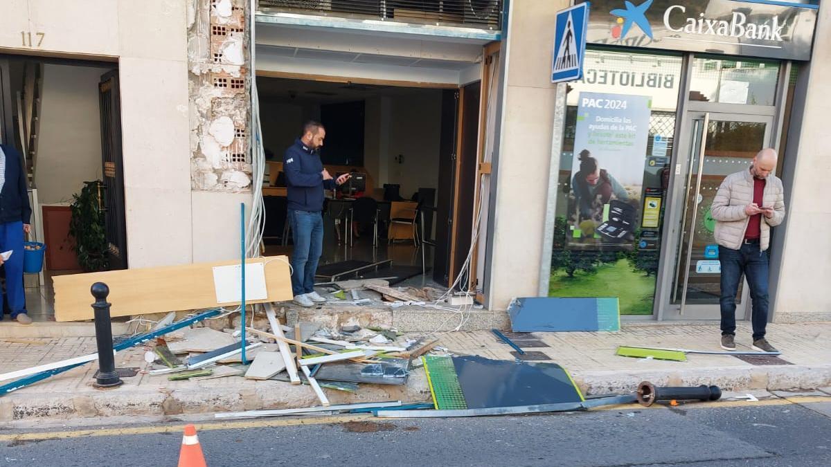 La sucursal asaltada en Palma de Gandia, con el cajero automático arrancado