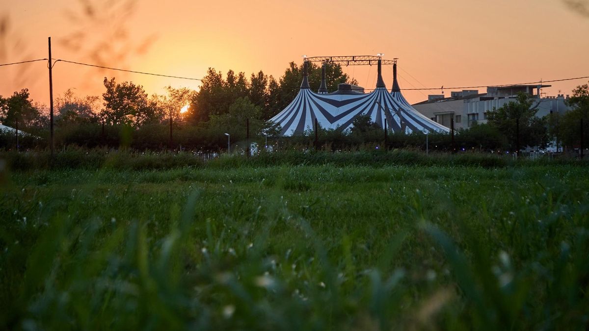 La carpa principal del festival, al lado del Ebro.
