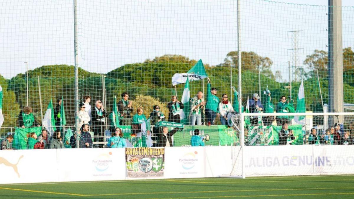 La afición del Betis no paró de animar a los suyos en Cádiz