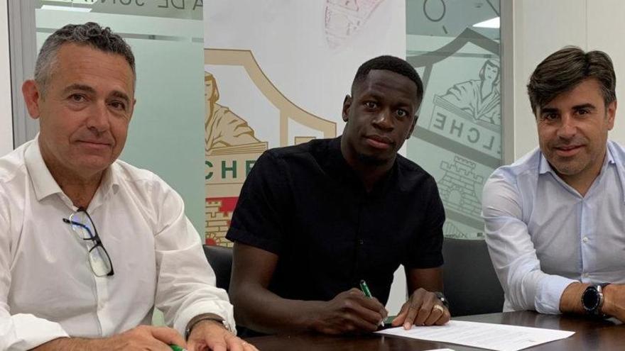 Omenuke Mfulu, firmando su contrato con el Elche, junto al presidente, Diego García, y el director deportivo, Nico Rodríguez