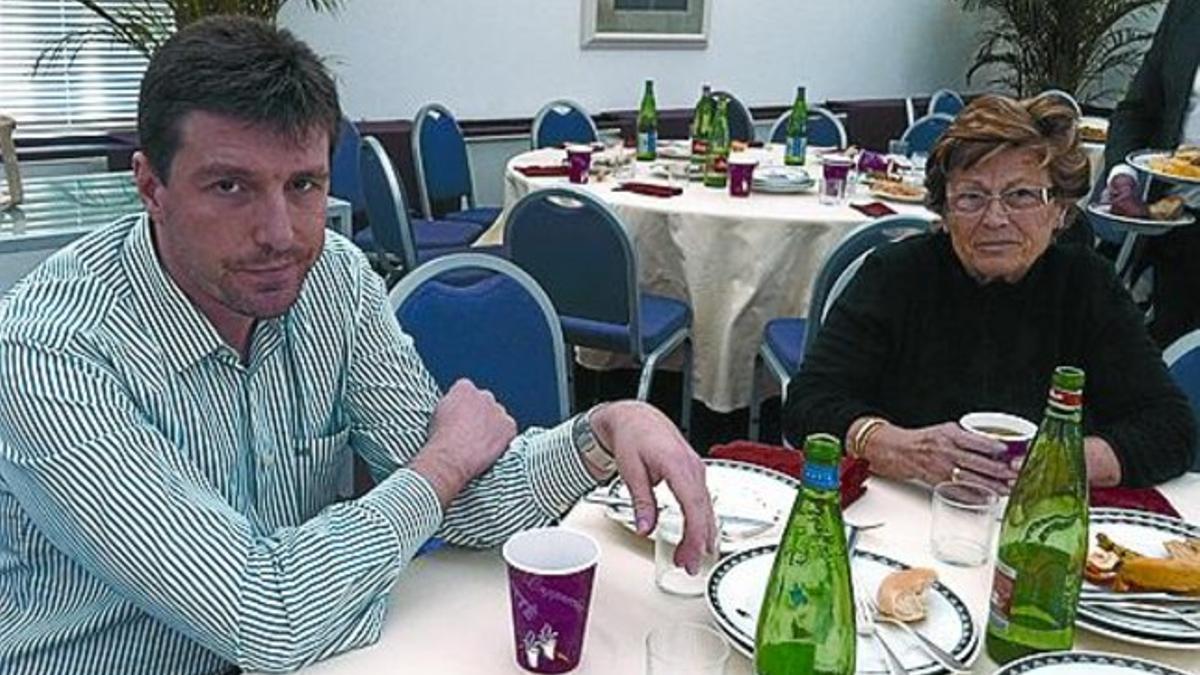 Víctor Galán, con su madre, en el Hotel Hilton de Roma.