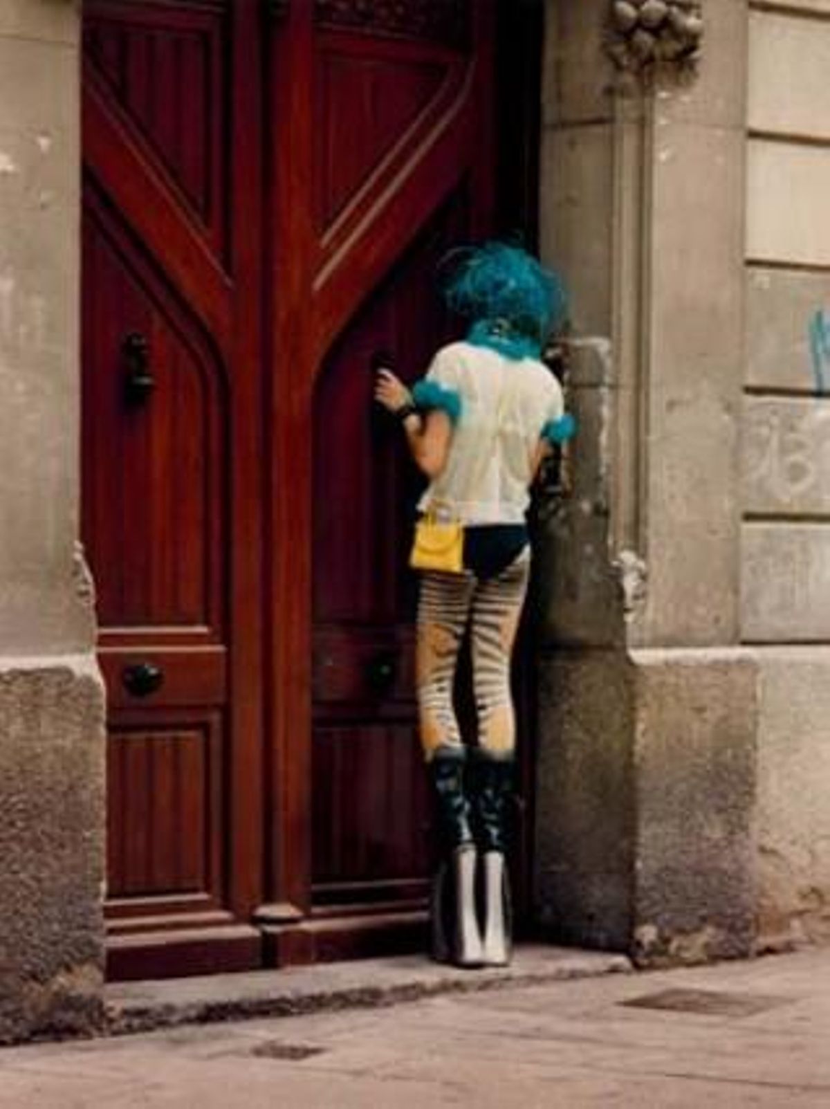 DRAG QUEEN EN UN PORTAL.Des de les dones de la vida instal·lades en un portal dels anys 50 i 60 han canviat molt algunes coses, i altres, molt poc.