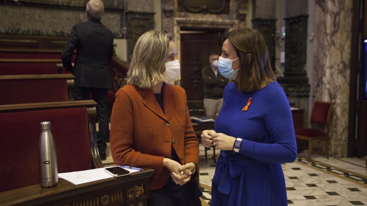 Catalá charla con su compañera Paula Llobet, antes de un pleno.