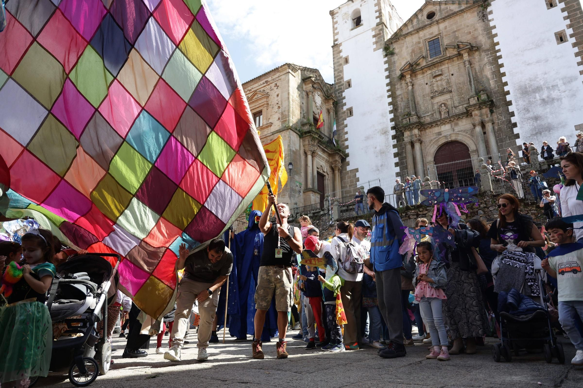 Las imágenes de este domingo de Womad en Cáceres: el pasacalles pone el broche final