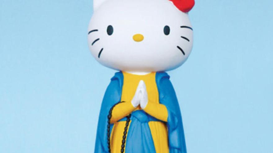 La francesa Soasig Chamaillard modifica estatuillas religiosas. Aquí con la cabeza de Hello Kitty.