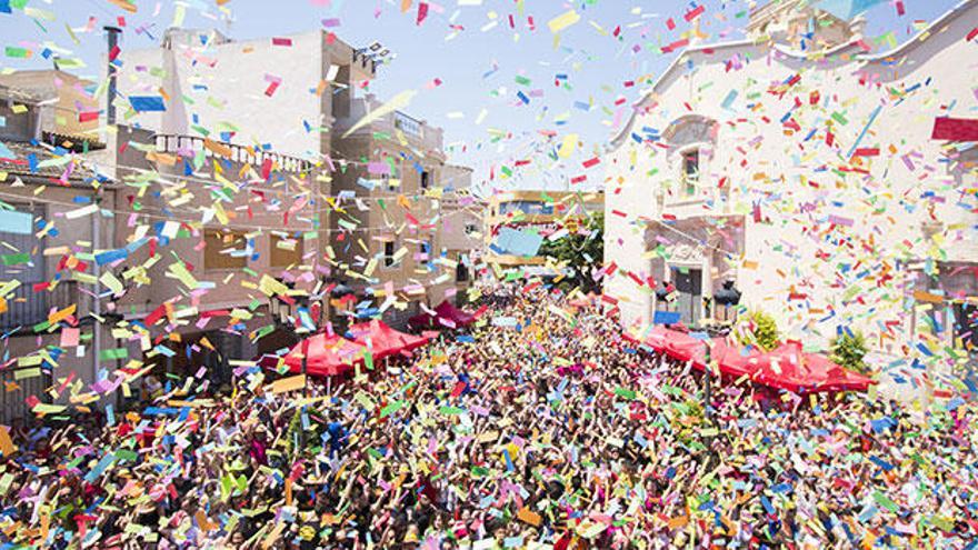 En el festival de el chupinazo se congregan miles de personas en la plaza de España de Catral.