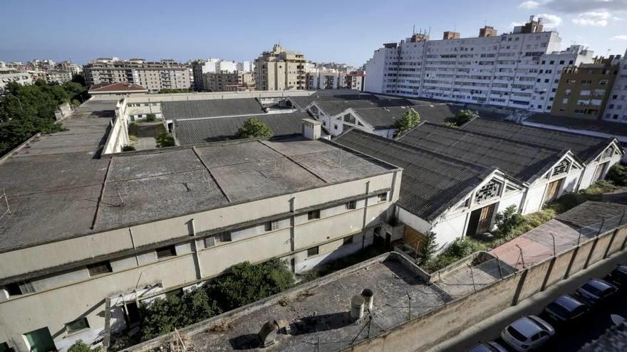 Imagen del antiguo cuartel de automóviles situado en la carretera de Valldemossa.