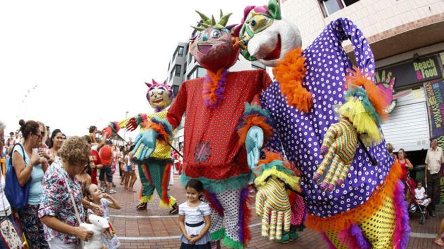 Los papagüevos inundaron de color las calles del barrio de Guanarteme.