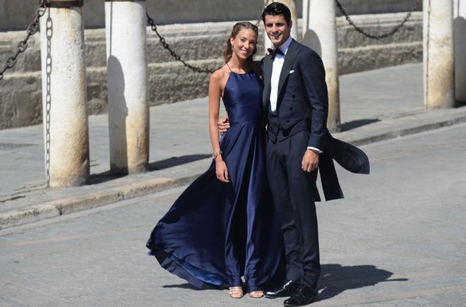 El futbolista Alvaro Morata y su esposa Alice Campello, a su llegada a la Catedral de Sevilla para asistir este sábado a la boda de la presentadora Pilar Rubio y el futbolista Sergio Ramos