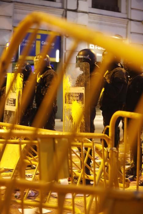 1-O a Girona: Multitudinària manifestació davant la subdelegació del Govern