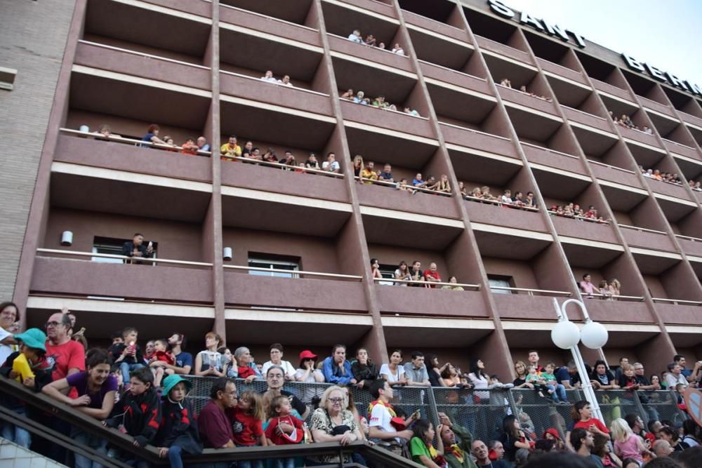 La plaça de Sant Pere s'omple en l'inici de la darrera passada de la Patum