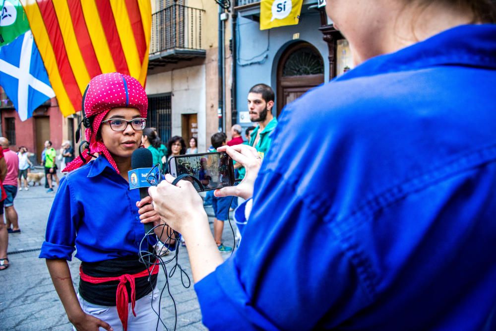 Els castellers de Berga descarreguen la primera construcció de vuit pisos