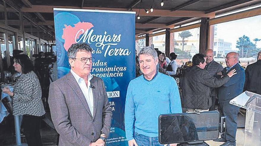 Toni Cabot atiende a los medios junto a José Vegara.
