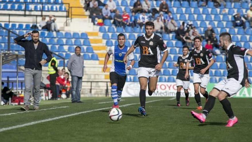El técnico del Hércules Manolo Herrero observa el avance de un jugador del Llosetense.
