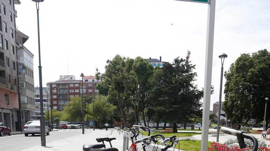 Bicicletas estacionadas en un punto de recogida, en Las Meanas.