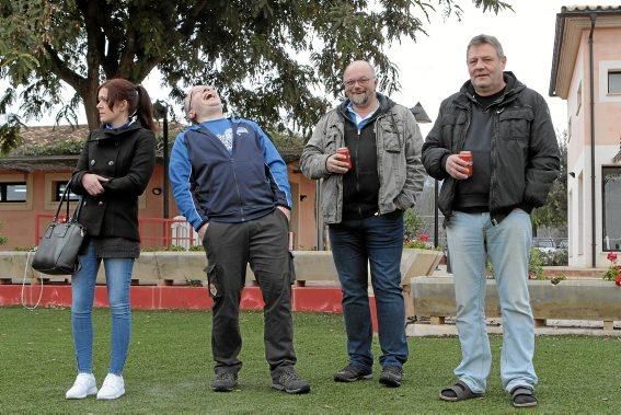 Hertha-Fans schauen beim Training zu.