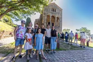 Turistas de visita en los monumentos del Arte Asturiano del Naranco