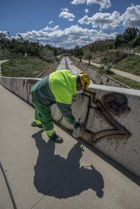 En lucha contra los grafitis en Elche