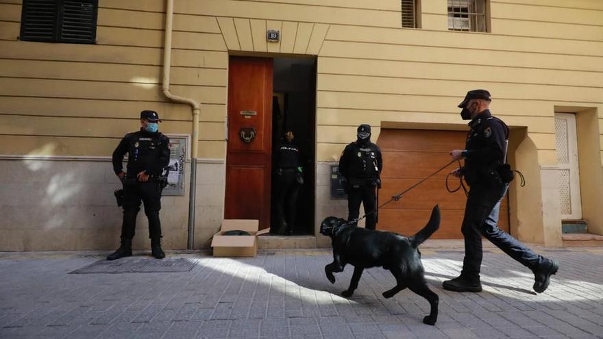Beamte der Nationalpolizei durchsuchen ein Gebäude in Palma de Mallorca.