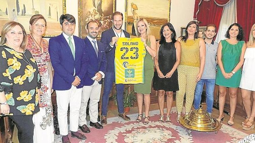 Bujalance entrega la medalla de al mérito deportivo a Francisco Javier Solano, del Inter Movistar