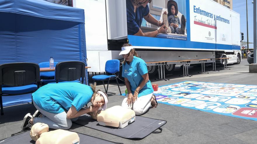 Una unidad móvil sanitaria promociona los cuidados enfermeros en Las Palmas de Gran Canaria