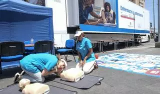 Una unidad móvil sanitaria promociona los cuidados enfermeros en la capital