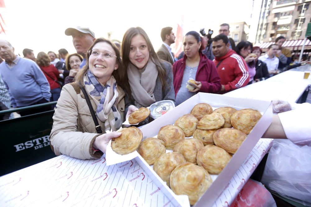 Presentación del cartel del Entierro de la Sardina y posterior reparto de pasteles de carne