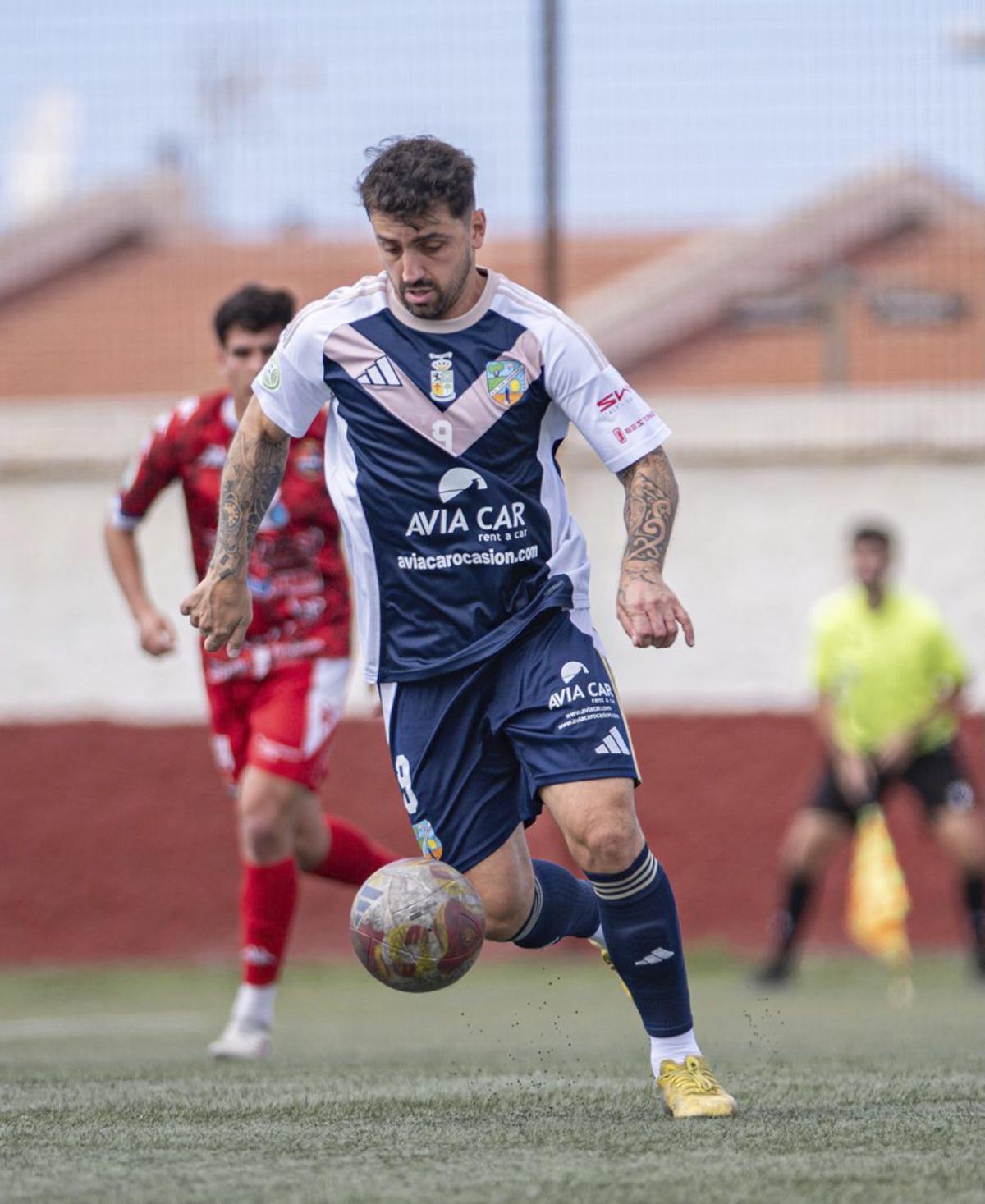 Edu Salles avanza con el balón, en un lance del choque de ayer.